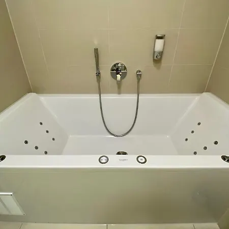 Alpen-panorama - Einzigartige Privatsuite Hoch Ueber Muenchen, 12tes Og, Alpenblick, Loggia, Whirlpool, 15 Minuten Zum Zentrum, Ruhe Und Erholung In Der Stadt Fuer Privat Und Geschaeftlich Reisende