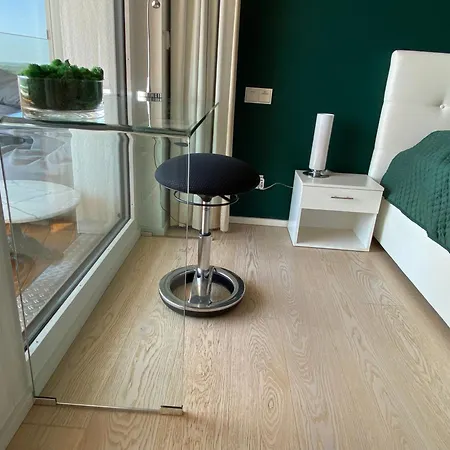 منزل للإقامة Alpen-panorama - Einzigartige Privatsuite Hoch Ueber Muenchen, 12tes Og, Alpenblick, Loggia, Whirlpool, 15 Minuten Zum Zentrum, Ruhe Und Erholung In Der Stadt Fuer Privat Und Geschaeftlich Reisende *
