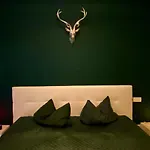 Alpen-panorama Suite: Luxurious Mountain View Retreat In Homestay Munich