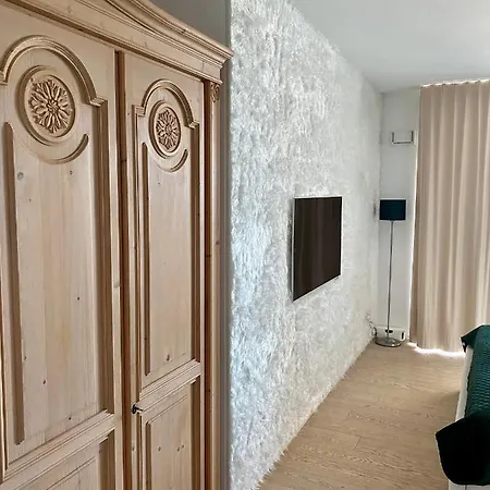 Alpen-panorama - Einzigartige Privatsuite Hoch Ueber Muenchen, 12tes Og, Alpenblick, Loggia, Whirlpool, 15 Minuten Zum Zentrum, Ruhe Und Erholung In Der Stadt Fuer Privat Und Geschaeftlich Reisende בית אירוח
