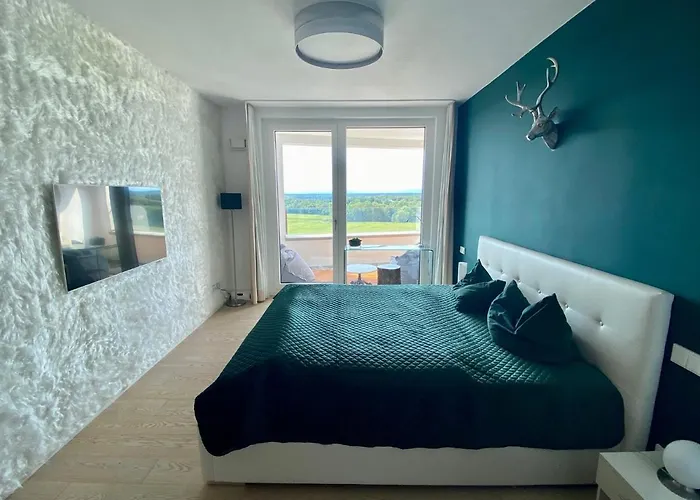 Alpen-panorama - Einzigartige Privatsuite Hoch über München, 12tes Og, Alpenblick, Loggia, Whirlpool, 15 Minuten Zum Zentrum, Ruhe Und Erholung In Der Stadt Für Privat Und Geschäftlich Reisende Habitación en casa particular Múnich