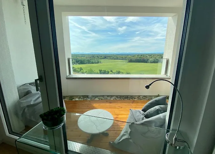 Habitación en casa particular Alpen-panorama - Einzigartige Privatsuite Hoch über München, 12tes Og, Alpenblick, Loggia, Whirlpool, 15 Minuten Zum Zentrum, Ruhe Und Erholung In Der Stadt Für Privat Und Geschäftlich Reisende Múnich