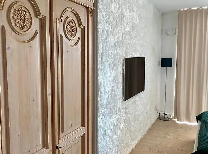 Alpen-panorama - Einzigartige Privatsuite Hoch über München, 12tes Og, Alpenblick, Loggia, Whirlpool, 15 Minuten Zum Zentrum, Ruhe Und Erholung In Der Stadt Für Privat Und Geschäftlich Reisende Habitación en casa particular