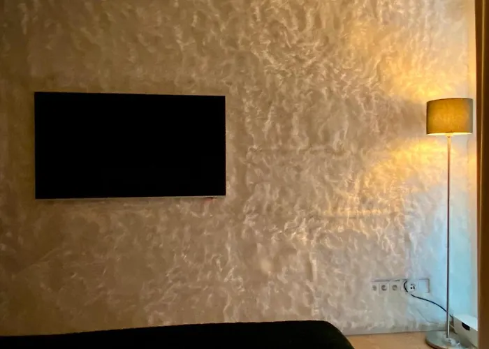 Habitación en casa particular Alpen-panorama - Einzigartige Privatsuite Hoch über München, 12tes Og, Alpenblick, Loggia, Whirlpool, 15 Minuten Zum Zentrum, Ruhe Und Erholung In Der Stadt Für Privat Und Geschäftlich Reisende Múnich