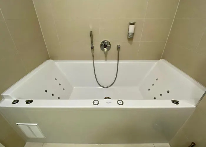 Alpen-panorama - Einzigartige Privatsuite Hoch über München, 12tes Og, Alpenblick, Loggia, Whirlpool, 15 Minuten Zum Zentrum, Ruhe Und Erholung In Der Stadt Für Privat Und Geschäftlich Reisende