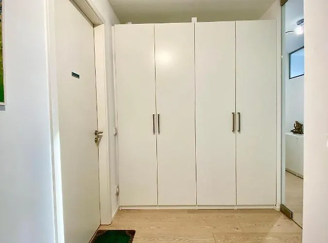 Alpen-panorama - Einzigartige Privatsuite Hoch über München, 12tes Og, Alpenblick, Loggia, Whirlpool, 15 Minuten Zum Zentrum, Ruhe Und Erholung In Der Stadt Für Privat Und Geschäftlich Reisende *