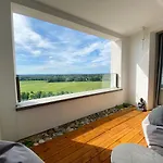 Alpen-panorama - Einzigartige Privatsuite Hoch über München, 12tes Og, Alpenblick, Loggia, Whirlpool, 15 Minuten Zum Zentrum, Ruhe Und Erholung In Der Stadt Für Privat Und Geschäftlich Reisende Privatunterkunft München