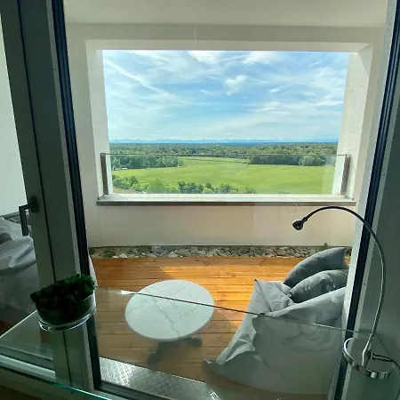 Kwatera prywatna Alpen-panorama - Einzigartige Privatsuite Hoch Ueber Muenchen, 12tes Og, Alpenblick, Loggia, Whirlpool, 15 Minuten Zum Zentrum, Ruhe Und Erholung In Der Stadt Fuer Privat Und Geschaeftlich Reisende Monachium